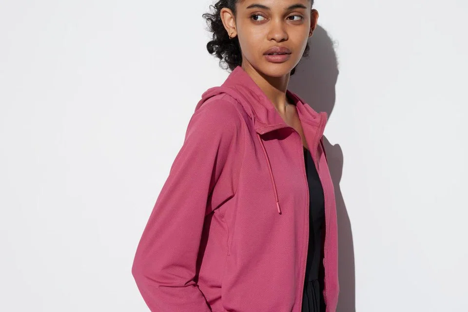 Jaket dari kolkesi AIRism Mesh dengan perlindungan UV, berserta hud ($39.90) dari Uniqlo.