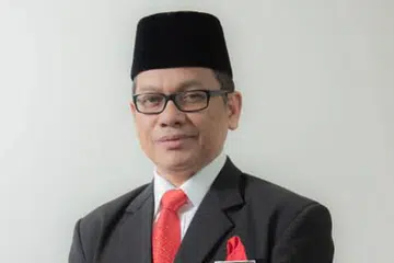 Menteri di Jabatan Perdana Menteri (Hal Ehwal Agama), Datuk Dr Mohd Na’im Mokhtar, berkata penahanan dua selebriti yang didakwa berkhalwat itu dibuat selepas pihak penguat kuasa agama menerima aduan daripada pihak ketiga, dan bukannya gimik.