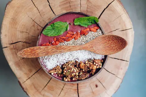 ‘ACAI BOWL’: Hidangan ini diperbuat daripada acai beri yang diadun bersama buah-buahan lain untuk mendapatkan tekstur pekat dan berkrim seperti tekstur aiskrim.