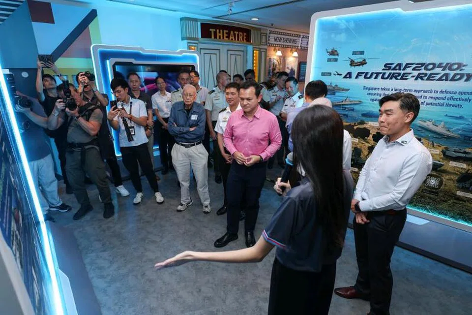 Menteri Negara Kanan (Pertahanan merangkap Tenaga Manusia), Encik Zaqy Mohamad (empat dari kanan), diberi taklimat tentang Pameran Peringatan ke-60 Angkatan Bersenjata Singapura (SAF60), yang bertujuan menjejaki perjalanan transformasi SAF dari zaman awal hingga kini, sambil menyorot sumbangan generasi anggota SAF melalui kisah peribadi mereka. Bersama beliau ialah Panglima Pasukan Pertahanan, Laksamana Madya (VADM) Aaron Beng (lima dari kanan), dan Ketua Pegawai Eksekutif Kolektif Pertahanan Singapura (DCS), Encik Joseph Tan (kanan).