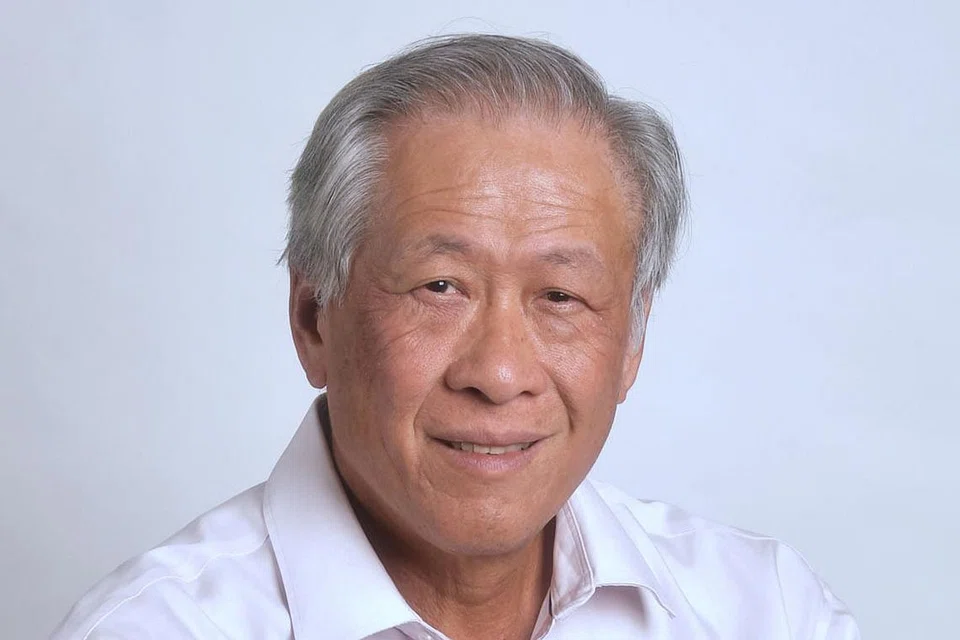 BANTU PENDUDUK: Dr Ng Eng Hen (atas), yang menerajui pasukan PAP di GRC Bishan-Toa Payoh, berkata pasukannya akan membantu penduudk yang menghadapi masalah kewangan, terutama pelajar melalui dana biasiswa masyarakat ComCare dan dana kebajikan.