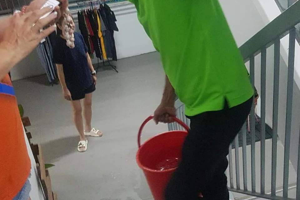 Para relawan bantu penduduk menyediakan baldi bagi mendapatkan bekalan air sementara.