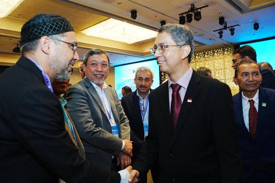 Seminar Halal Antarabangsa Singapura, yang berlangsung di Hilton Singapura pada 24 September dihadiri lebih daripada 200 hadirin – terdiri daripada delegasi halal luar negara. Pemangku Menteri Bertanggungjawab bagi Ehwal Masyarakat Islam, Profesor Madya Dr Muhammad Faishal Ibrahim (dua dari kanan), turut hadir sebagai tetamu terhormat. 