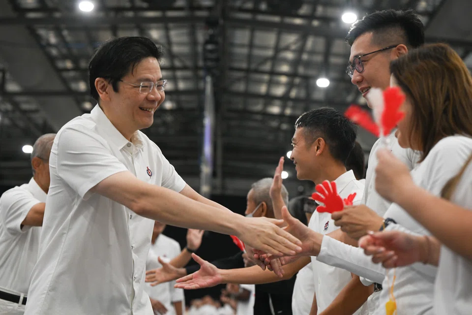 Perdana Menteri, Encik Lawrence Wong (kiri), yang juga Setiausaha Agung Parti Tindakan Rakyat (PAP) bersalaman dengan para aktivis semasa menghadiri Majlis Anugerah dan Konvensyen PAP 2025 pada 9 November yang diadakan di Singapore Expo.