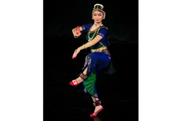 PERSEMBAHAN BERTARAF PROFESIONAL: Persembahan bharatanatyam Soo Mei Fei disifatkan sebagai menyerupai persembahan seorang profesional oleh penari veteran serta koreografer mapan Singapura, V. Balakrishnan, yang menyaksikan persembahan di Goodman Arts Centre Black Box itu. - Foto APSARAS ARTS
