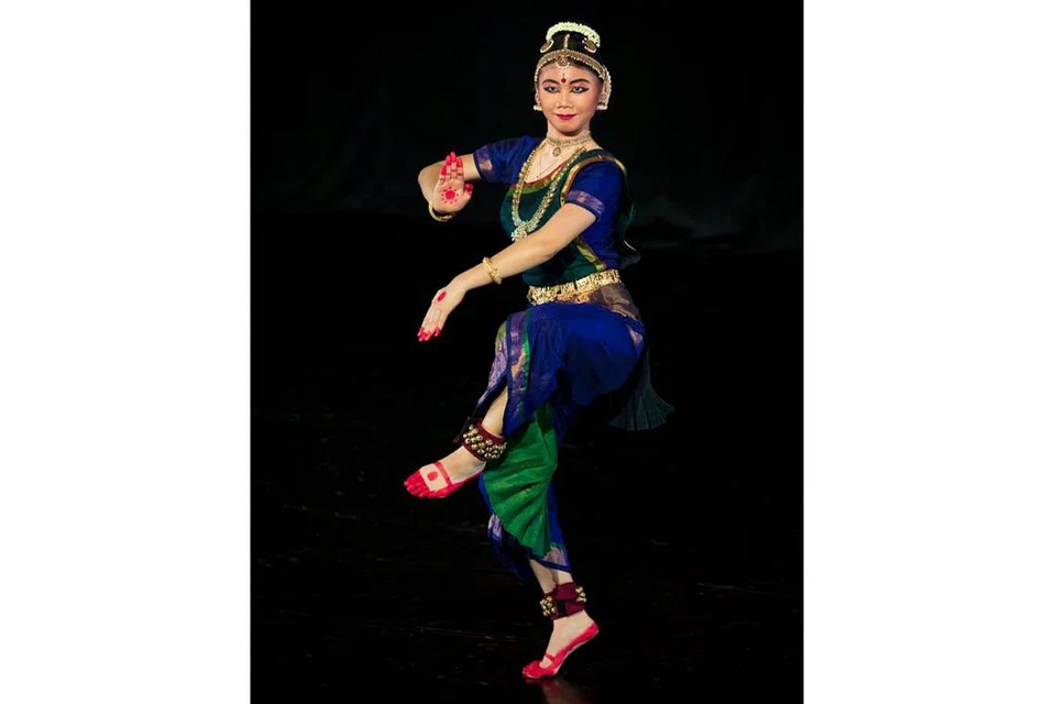 PERSEMBAHAN BERTARAF PROFESIONAL: Persembahan bharatanatyam Soo Mei Fei disifatkan sebagai menyerupai persembahan seorang profesional oleh penari veteran serta koreografer mapan Singapura, V. Balakrishnan, yang menyaksikan persembahan di Goodman Arts Centre Black Box itu. - Foto APSARAS ARTS