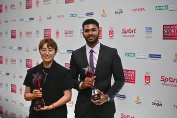 ATLET TERBAIK: Sheik Farhan (kanan) dan Feng Tianwei adalah atlet terunggul negara bagi 2022.
