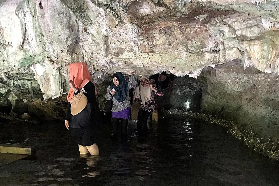 REDAH GUA: Bukan setakat menyuluh ke arah kelawar yang sedang tidur, misi teroka Gua Kelawar ini juga memberi pilihan kepada pengunjung untuk melalui arus air untuk keluar daripada mulut gua atau melalui jalan paya.