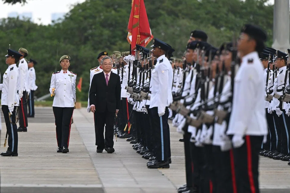 Timbalan Perdana Menteri merangkap Menteri Perdagangan dan Perusahaan, Encik Gan Kim Yong (tengah), memeriksa Perbarisan Pentauliahan Pegawai Kadet. Di sebelahnya ialah komander perbarisan, Leftenan Muda (2LT) Zakiah Huda Sapari (kiri). 2LT Zakiah adalah pegawai wanita pertama dalam sejarah Sekolah Kadet Pegawai (OCS) SAF untuk memimpin Perbarisan Pentauliahan Pegawai Kadet.