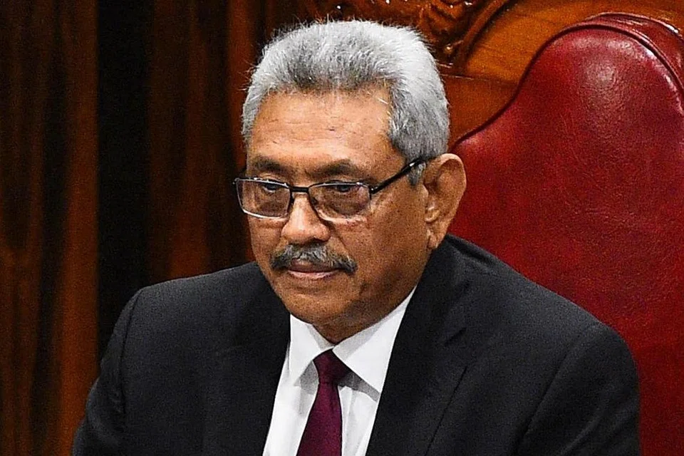 CUBA MASUKI RUMAH PERDANA MENTERI: Polis melepaskan gas pemedih mata ke atas rakyat Sri Lanka yang mengadakan bantahan besar-besaran dan cuba memasuki kediaman rasmi perdana menteri negara itu. - Foto AFP
