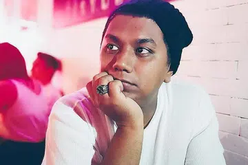 DEE KOSH: Dikenakan tujuh tuduhan, dengan tiga tuduhan menawarkan wang tunai kepada budak lelaki berusia bawah 18 tahun bagi khidmat seksual. - Foto SHIN MIN DAILY