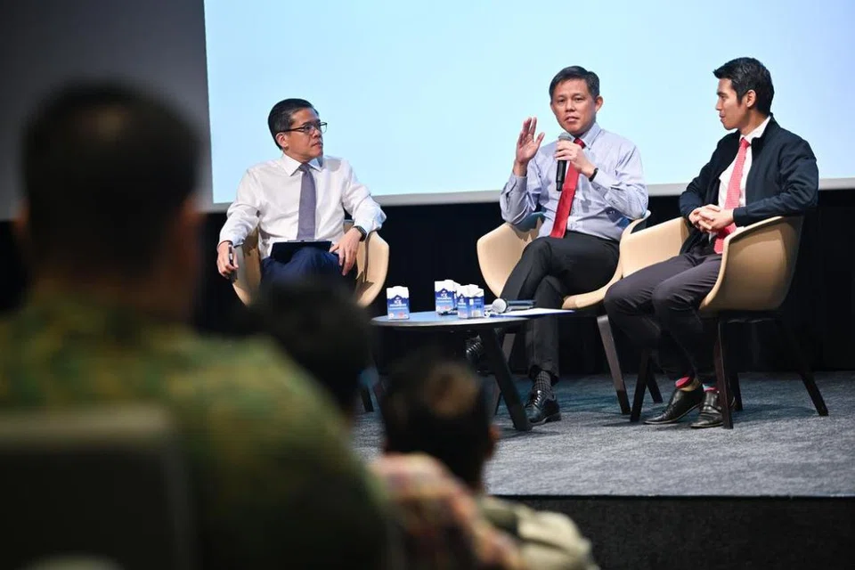 Menteri Pertahanan, Encik Chan Chun Sing (tengah) bersama (dari kiri) Ketua Pegawai Eksekutif (CEO) Persekutuan Perniagaan Singapura (SBF), Encik Kok Ping Soon; dan Encik Ervin Yeo, Ketua Pegawai Strategi Kumpulan dan CEO Pengurusan Komersial CapitaLand Investment, semasa sesi dialog di Capital Tower pada 1 Julai.
