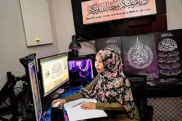 PENUHI TANGGUNGJAWAB: Cik Nur Diyana Taha berkata skim Pejabat Rumah membolehkan beliau menjalankan perniagaan di samping menjaga anak-anaknya yang masih kecil. - Foto ihsan NUR DIYANA TAHA