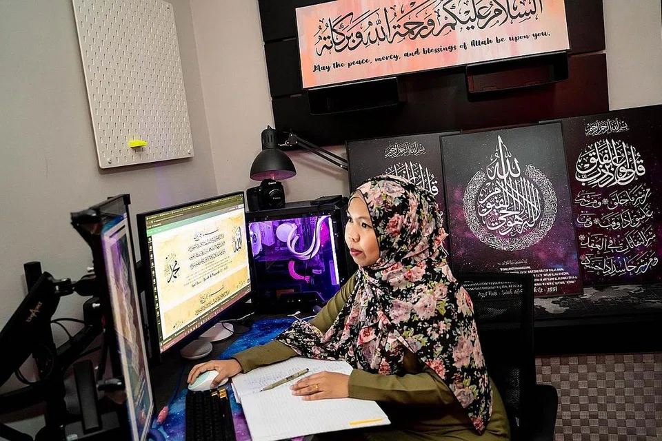 PENUHI TANGGUNGJAWAB: Cik Nur Diyana Taha berkata skim Pejabat Rumah membolehkan beliau menjalankan perniagaan di samping menjaga anak-anaknya yang masih kecil. - Foto ihsan NUR DIYANA TAHA