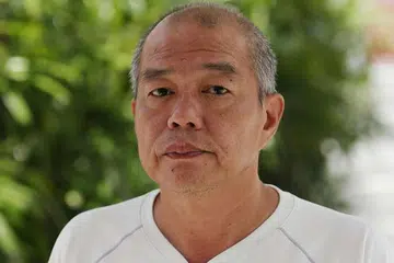 Tan Gak Hin didenda $1,000 kerana minum bir di bangku dekat Blok 279, Bishan Street 24 - lima minit berjalan kaki dari rumahnya - pada waktu dilarang 10.30 malam dan 7 pagi. 