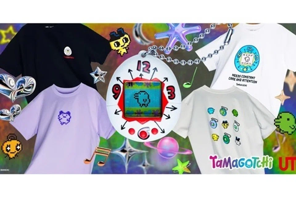 Kolaborasi Uniqlo dengan Tamagotchi memaparkan salah satu peranti haiwan maya dan empat kemeja ‘T’ wanita.