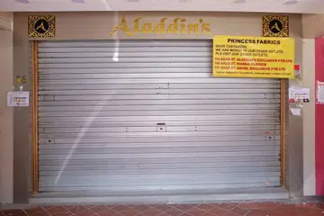 KURANGKAN BILANGAN KEDAI: Princess Fabrics menutup salah satu kedainya dan kini beroperasi daripada tiga cawangan lain di Arab Street.- Foto-foto BH oleh KHALID BABA 