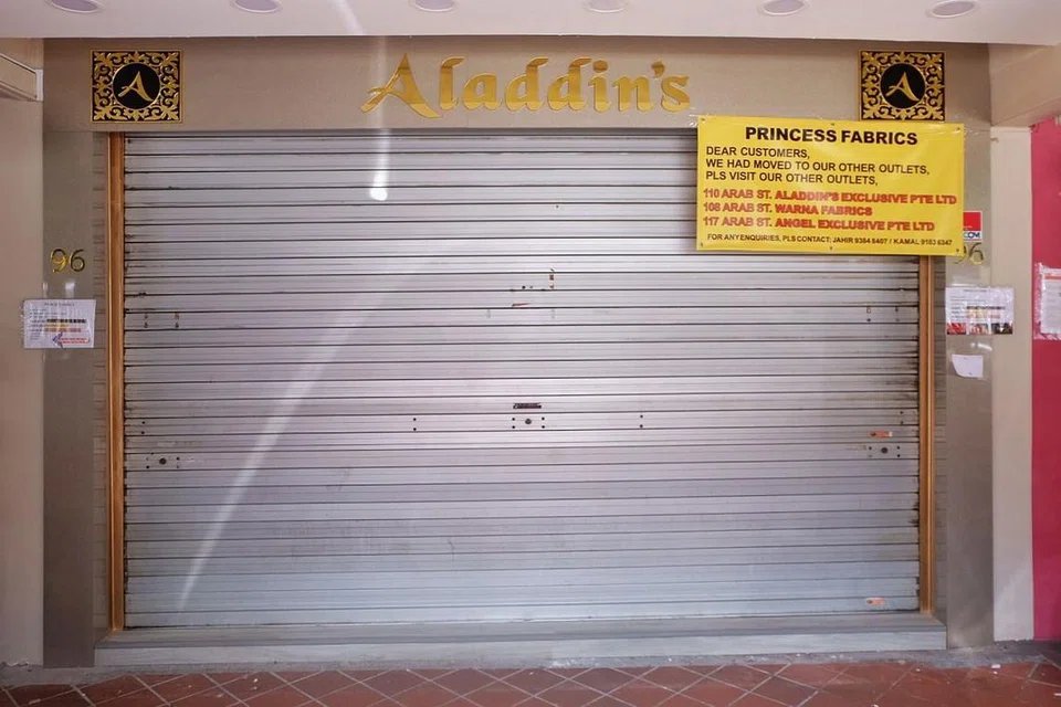KURANGKAN BILANGAN KEDAI: Princess Fabrics menutup salah satu kedainya dan kini beroperasi daripada tiga cawangan lain di Arab Street.- Foto-foto BH oleh KHALID BABA 