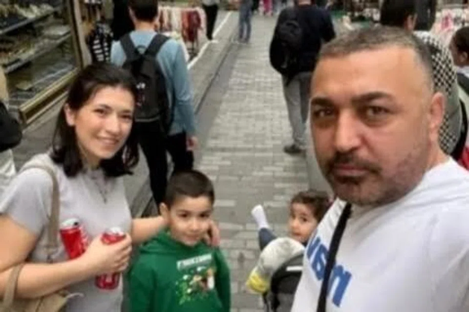 Dua kanak-kanak berusia enam dan tiga tahun, bersama ibu mereka, meninggal dunia selepas jatuh sakit, manakala bapa mereka berada dalam keadaan kritikal. 