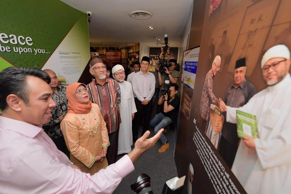 PENTING LIBATKAN MASYARAKAT: Menurut Dr Kumar Ramakrishna, terdapat peningkatan ketara yang diterbitkan media mengenai usaha pemulihan yang dilakukan oleh Kumpulan Pemulihan Keagamaan (RRG), pakar psikologi Jabatan Keselamatan Dalam Negeri (ISD) serta Kumpulan Penjagaan Selepas Pemulihan Antara Agensi dalam beberapa tahun kebelakangan ini. Gambar fail menunjukkan pengerusi bersama RRG, Ustaz Dr Mohamed Ali (kiri), bersama mantan Presiden Halimah Yacob dan suaminya, Encik Mohamed Abdullah Alhabshee, di pusat kaunseling RRG di Masjid Khadijah pada 2019. 