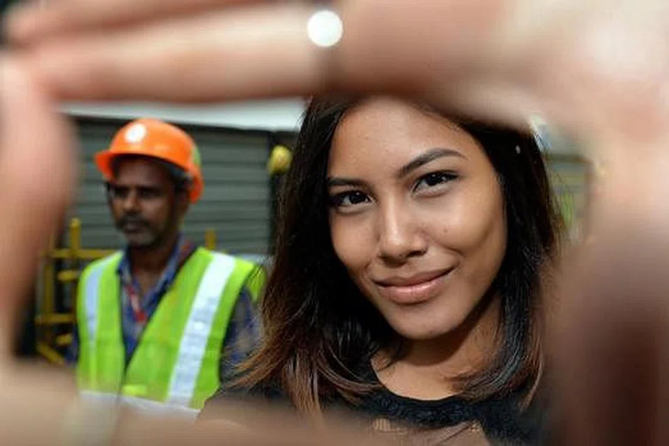 KETENGAHKAN NASIB PEKERJA ASING: Cik Juliana Mohd Johan menghasilkan dokumentari bertajuk Transient Home bagi merakam suka duka kehidupan pekerja asing di Singapura. - Foto M.O. SALLEH