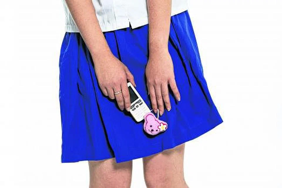 BOLEH LUNGSUR DI MANA-MANA: Begitulah yang boleh dilakukan oleh remaja hari ini - melungsuri pelbagai laman termasuk laman pornografi, melalui telefon bijak. - Foto fail