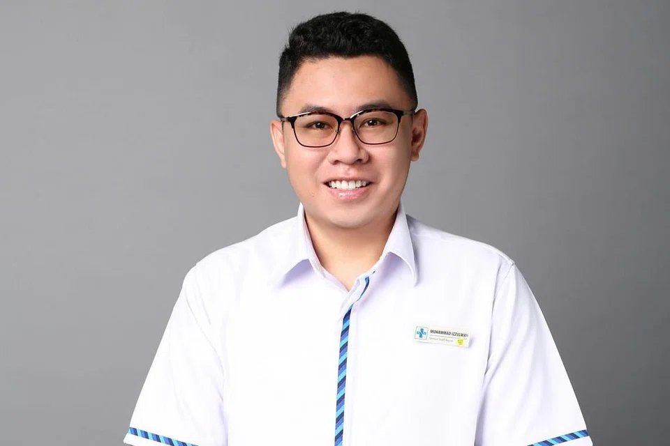DETIK PENDORONG: Encik Muhammad Izzulwan terdorong menjadi jururawat apabila melihat seorang jururawat merawat dan menjaga arwah nenek kesayangannya yang diserang angin ahmar dengan lemah lembut dan rapi serta tahu ubat-ubat apa yang diperlukannya. - Foto CGH