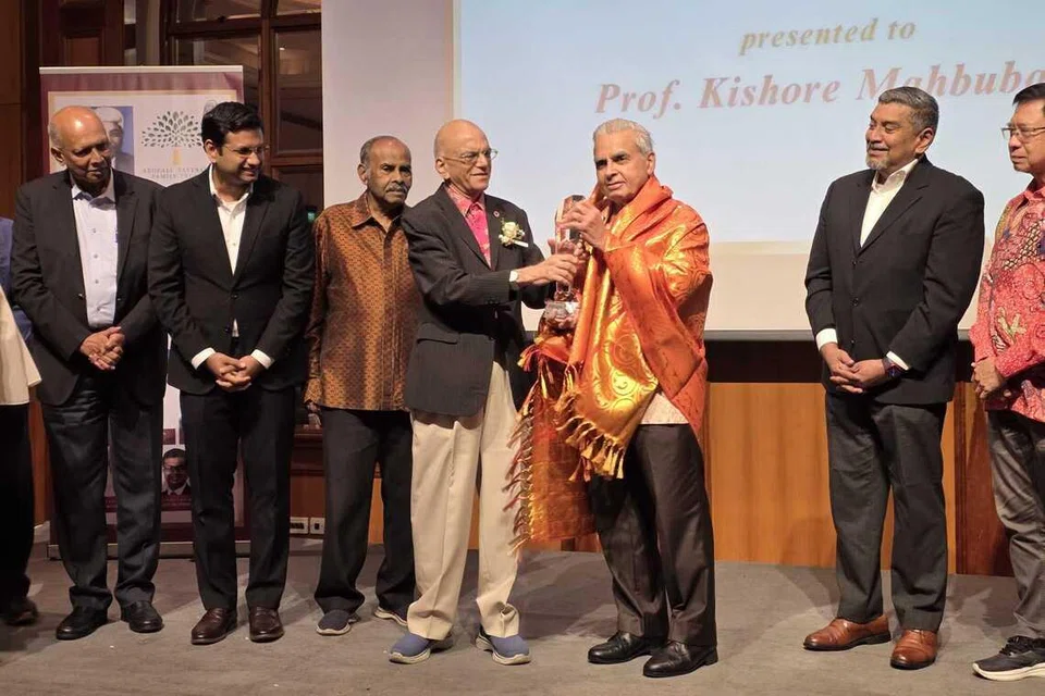 Pengerusi Amanah Keluarga Abdeali Tayebali, Encik Ameerali Abdeali (empat dari kiri), menyampaikan Anugerah Pencapaian Sepanjang Hayat Abdeali Tayebali 2026 kepada Zamil Utama di Institut Penyelidikan Asia Universiti Nasional Singapura (NUS), Profesor Kishore Mahbubani (tiga dari kanan) semasa majlis penyampaian anugerah tersebut di Raffles Town Club,  pada 28 Januari. Turut bersama mereka dalam gambar adalah (dari kiri) Duta Singapura ke Habsyah dan Kesatuan Afrika (AU) (Bukan Pemastautin), Encik A Selverajah; Pengasas dan Presiden Roses of Peace, Encik Mohamed Irshad Abbas Ali; mantan Duta Singapura ke Italy dan Turkey, Encik Krishnasamy Kesavapany; mantan Anggota Parlimen Dilantik (NMP), Encik Viswaroopan Sadasivan; dan Pengarah Bebas Utama Yayasan Salleh Marican, Dr Ahmad Magad.