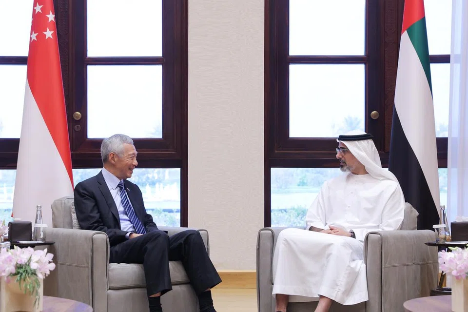 PERERAT HUBUNGAN: Dalam rangka lawatan ke UAE, Perdana Menteri, Encik Lee Hsien Loong, menemui Putera Mahkota Abu Dhabi, Sheikh Khaled Mohamed Al Nahyan, pada Ahad.