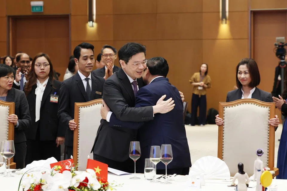 Perdana Menteri, Encik Lawrence Wong mendakap Perdana Menteri Vietnam, Encik Pham Minh Chinh, semasa menghadiri majlis jamuan makan malam yang dihoskan oleh Encik Chinh di Hanoi, Vietnam pada 25 Mac.