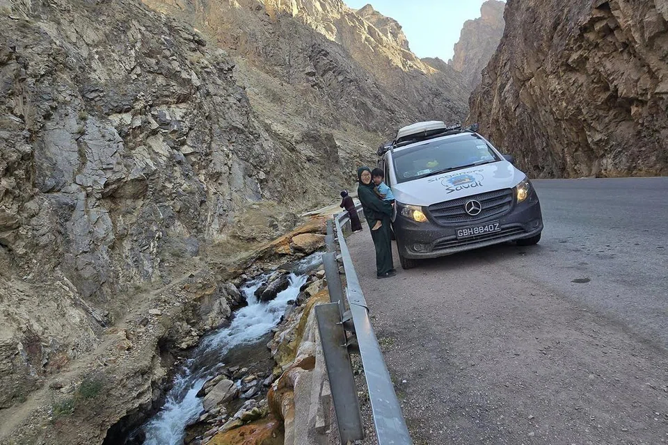 Cik Mai Zhang mendukung anaknya, Imaan Fadli, sewaktu mereka berehat seketika dalam perjalanan ke Bamiyan, Afghanistan.