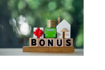 BONUS MININUM SEBULAN GAJI: Lebih lapan dalam 10 majikan di Singapura ingin memberi bonus minimum sebulan gaji tahun ini.