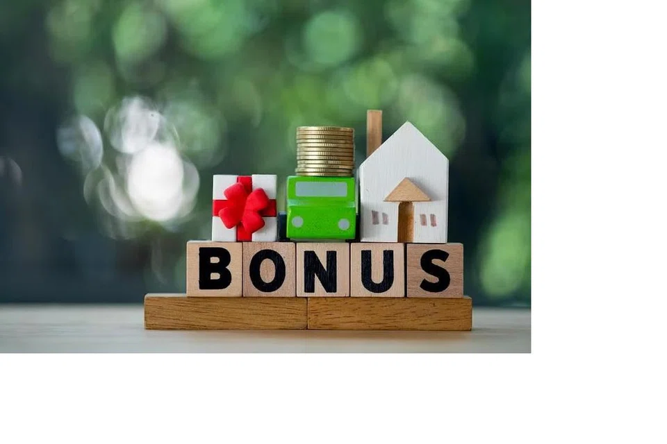 BONUS MININUM SEBULAN GAJI: Lebih lapan dalam 10 majikan di Singapura ingin memberi bonus minimum sebulan gaji tahun ini.