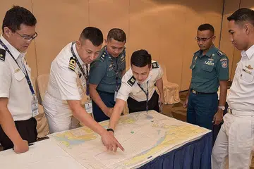 BANTERAS KEGIATAN LANUN: Pegawai daripada angkatan tentera laut Indonesia, Malaysia, Singapura dan Thailand di Mesyuarat Jawatankuasa Penyelarasan Bersama Rondaan Selat Melaka Ke-14 semalam. - Foto MINDEF