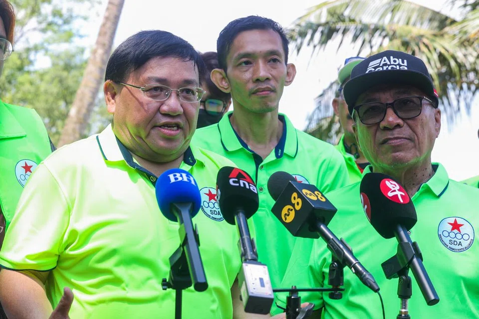 Pengerusi Perikatan Demokratik Singapura (SDA), Encik Desmond Lim (kiri); muka baru SDA, Encik Muhammad Faizal Mohmad; dan setiausaha agung SDA, Encik Abu Mohamed, semasa satu wawancara bersama media selepas lawatan ke Pulau Ubin pada 20 April.