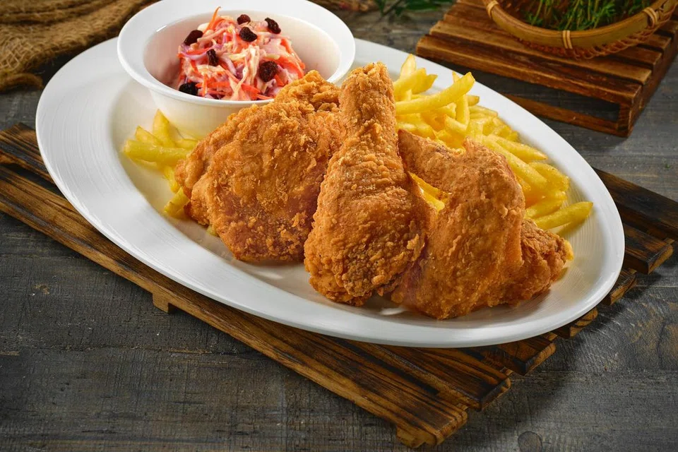 Nikmati set paling laris, hidangan tiga ketul ayam goreng rangup bersama jejari kentang goreng dan coleslaw, pada harga $10.50 sahaja!