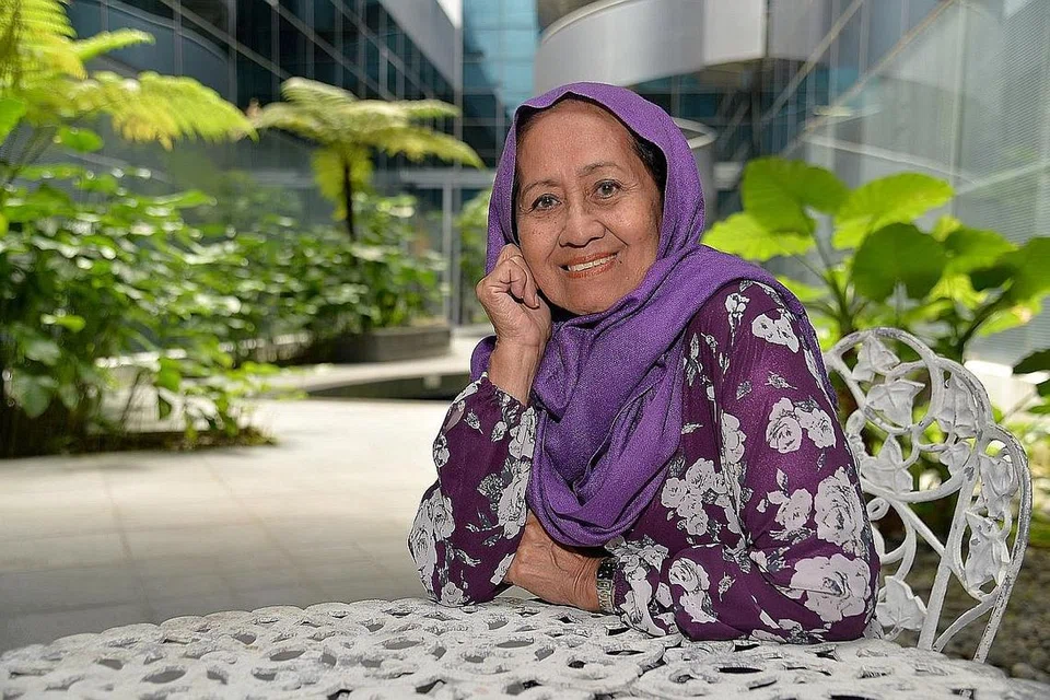 TETAP ANGGUN: Pelakon, penerbit, pengarah dan penulis skrip Rosnani Jamil berharap pelakon muda sekarang dapat bersikap lebih berdisiplin dan menghormati pengarah dan produser filem. - Foto IMAN ALIF