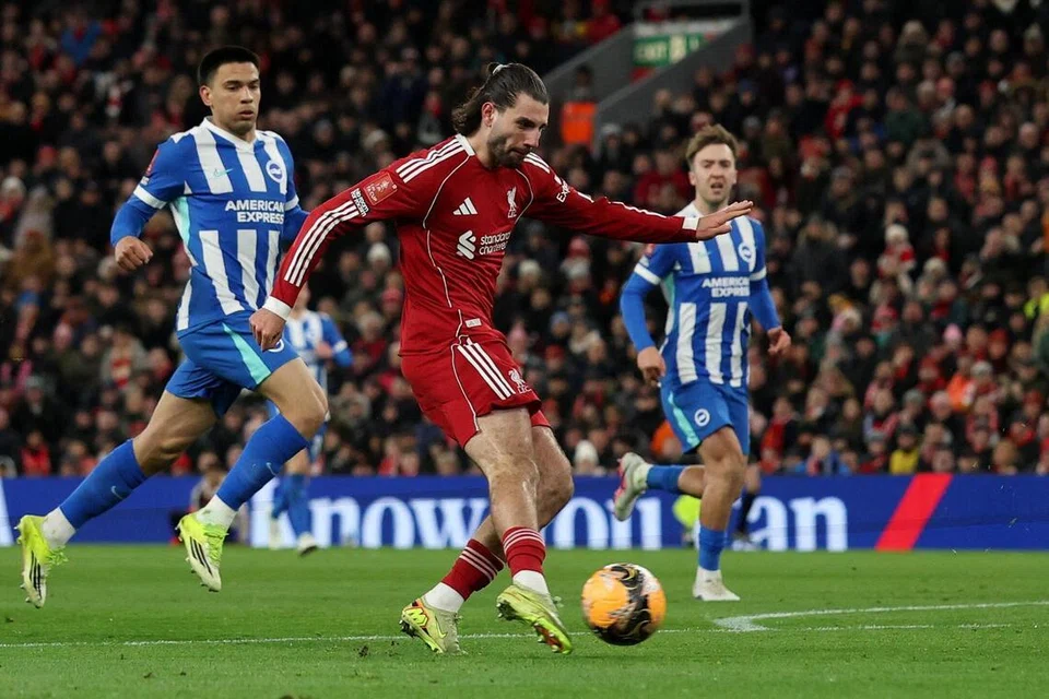 Pemain tengah Liverpool, Dominik Szoboszlai (dua dari kiri) merupakan antara ancaman serangan Liverpool musim ini. 