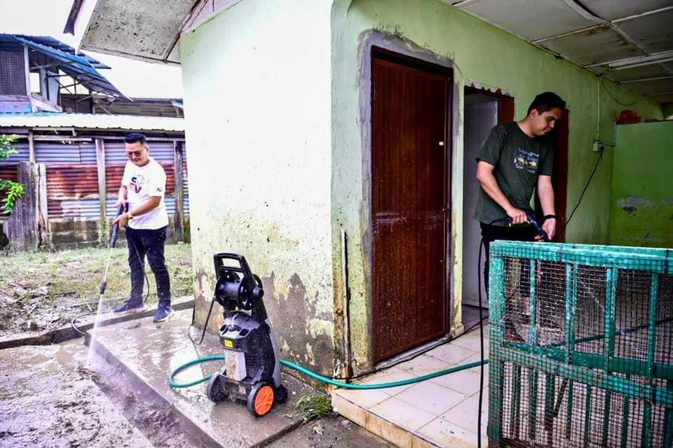 PASCA BANJIR: Proses membersihkan kediaman yang dilanda banjir menuntut kudrat dan tenaga yang tinggi. 