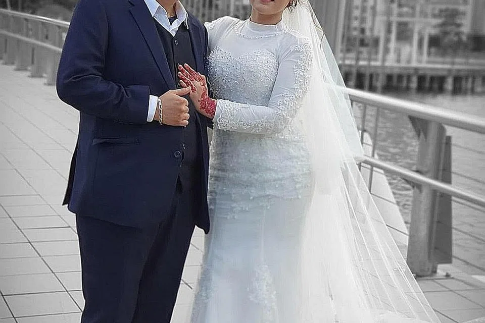 SELAMAT DIIJAB KABUL: Cef Amri dengan isterinya, Cik Fairuzah Sanif. Majlis pernikahan mereka berlangsung pada 4 April lalu di rumah Cef Amri dengan dihadiri kurang 10 orang termasuk pasangan pengantin, kadi, dua saksi, ibu dan kakak beliau. - Foto ihsan CEF AMRI ABDUL AZIM