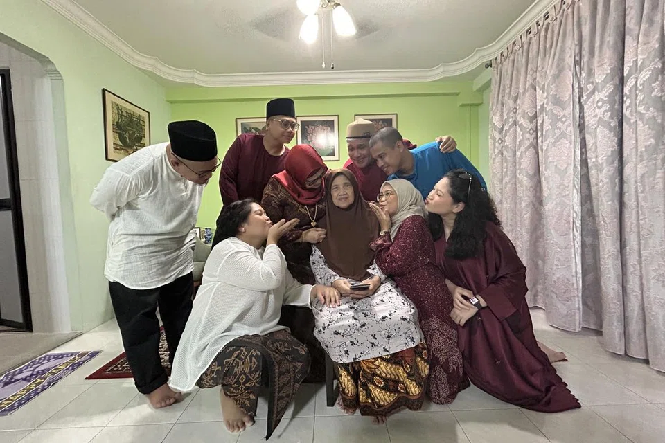 Penulis (baju merah gelap, paling kanan di depan) bersama keluarga dan nenek  sebelah ayah.