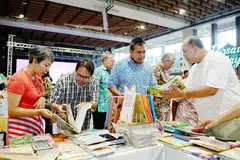 Anggota Parlimen (AP) GRC Pasir Ris-Changi, Encik Sharael Taha (tengah) melawat reruai buku sewaktu sesi pelancaran Pesta Buku Melayu Singapura 2026 (PBMS) di Wisma Geylang Serai (WGS) pada 4 September.