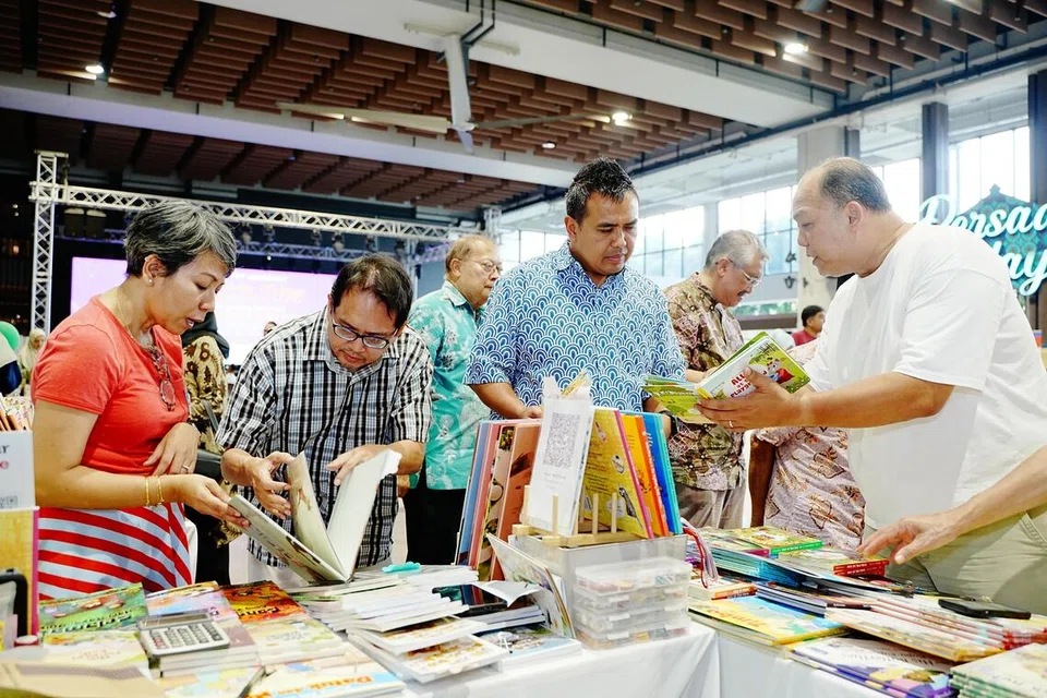 Anggota Parlimen (AP) GRC Pasir Ris-Changi, Encik Sharael Taha (tengah) melawat reruai buku sewaktu sesi pelancaran Pesta Buku Melayu Singapura 2026 (PBMS) di Wisma Geylang Serai (WGS) pada 4 September.