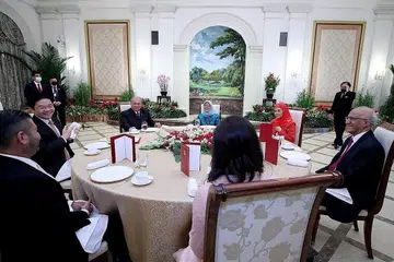JAMUAN MINUM PETANG: Puan Halimah dan suami, Encik Mohamed Abdullah Alhabshee, mengadakan jamuan minum petang bagi Sultan Ibrahim dan isteri serta Mejar Jeneral Tunku Ismail dan isteri, yang turut dihadiri Timbalan Perdana Menteri, Encik Lawrence Wong. - Foto FACEBOOK HALIMAH YACOB 