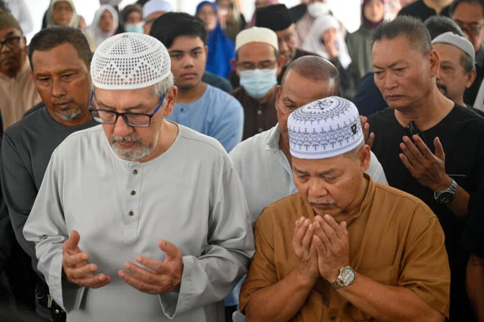 Bekas pemain bola sepak negara, Samad Allapitchay (kiri) dan Ahmad Sayuti Ali (kanan) antara yang hadir bagi solat jenazah Allahyarham Haslir Ibrahim pada 7 Jun.