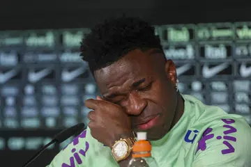 Pemain sayap Brazil dan Real Madrid, Vinicius Jr, menangis semasa satu sidang akhbar pada 25 Mac ketika beliau menyentuh tentang penderaan perkauman dialaminya dalam beberapa musim kebelakangan ini.