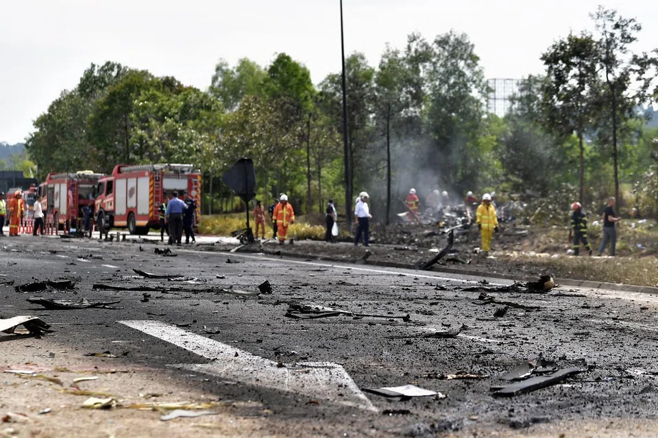 KESAN KEJADIAN: Keadaan menunjukkan kerosakan ke atas jalan raya dan kawasan berdekatan selepas sebuah pesawat terhempas di Bandar Elmina, Shah Alam.