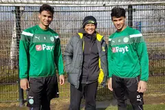 KEJAR CITA-CITA: Fandi (gambar atas, tengah) menemani dua anaknya, Irfan (kiri) dan Ikhsan, di Belanda bagi mengikuti ujian dengan skuad Bawah 23 Tahun FC Groningen dengan harapan ditawarkan kontrak profesional daripada kelab itu. - Foto-foto ihsan FANDI AHMAD