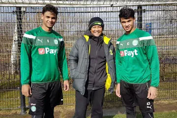 KEJAR CITA-CITA: Fandi (gambar atas, tengah) menemani dua anaknya, Irfan (kiri) dan Ikhsan, di Belanda bagi mengikuti ujian dengan skuad Bawah 23 Tahun FC Groningen dengan harapan ditawarkan kontrak profesional daripada kelab itu. - Foto-foto ihsan FANDI AHMAD