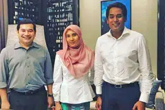 PERTEMUAN RAKAN SEANGKATAN: Pertemuan Encik Khairy Jamaluddin (kanan) dengan anggota Parti Keadilan Rakyat (PKR) - Cik Nurul Izzah Anwar dan Mohd Rafizi Ramli - cetus spekulasi hangat di media sosial. - Foto Instagram Rafizi Ramli